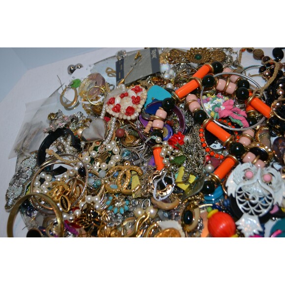 Vintage Jewelry Bits & Pieces for Jewelry Making and Crafting Mod Retro Kitsch - Picture 2 of 6